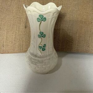 Belleek ☘️ shamrock ivory porcelain vase 5" Green Clover Accents